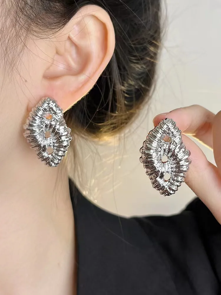 Серьги из сплава золотого цвета с текстурой