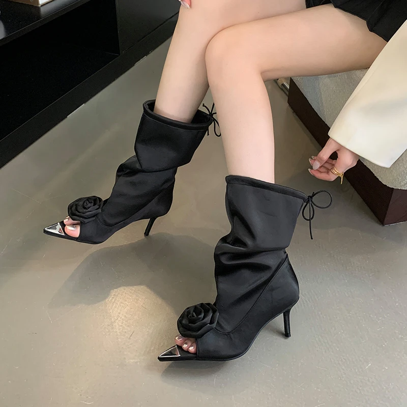 Женская обувь на низком каблуке осенняя черная с открытым носком и цветочным