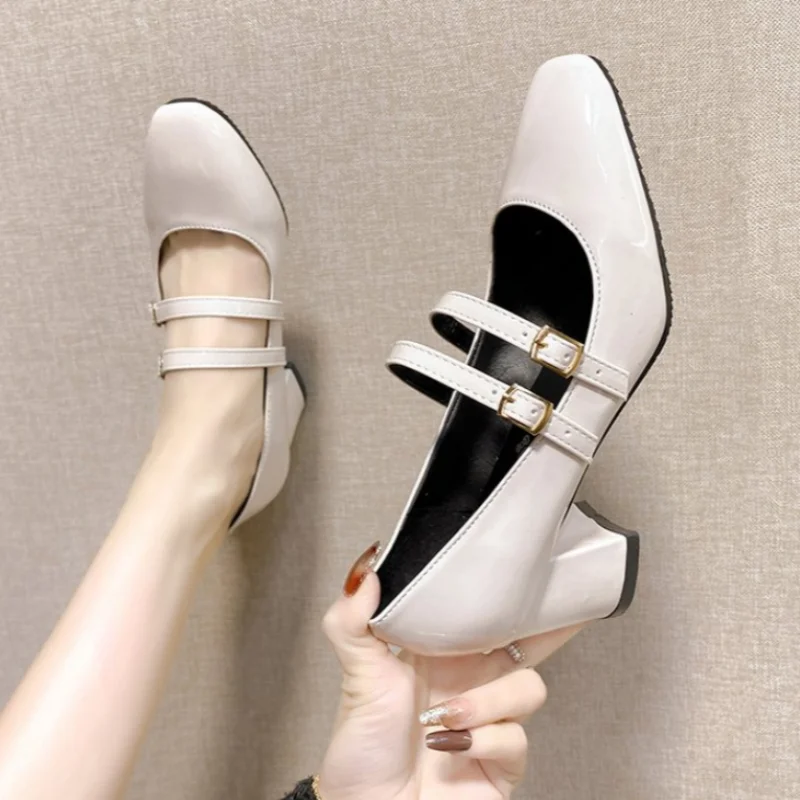 Женские туфли с двойной пряжкой лакированная кожа квадратный каблук