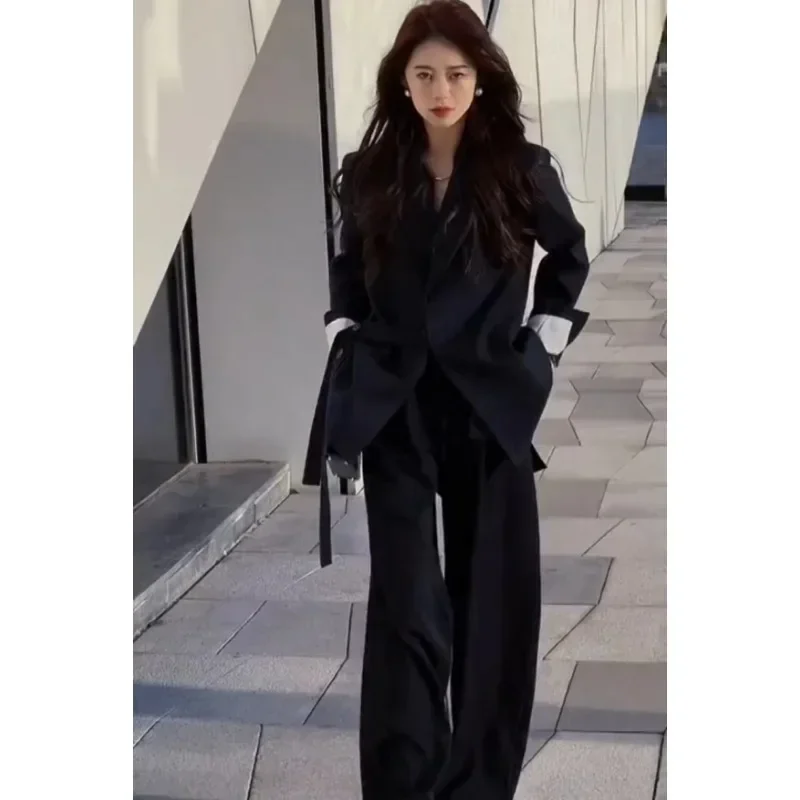 Рисунок 3 - Женский офисный костюм из блейзера и брюк