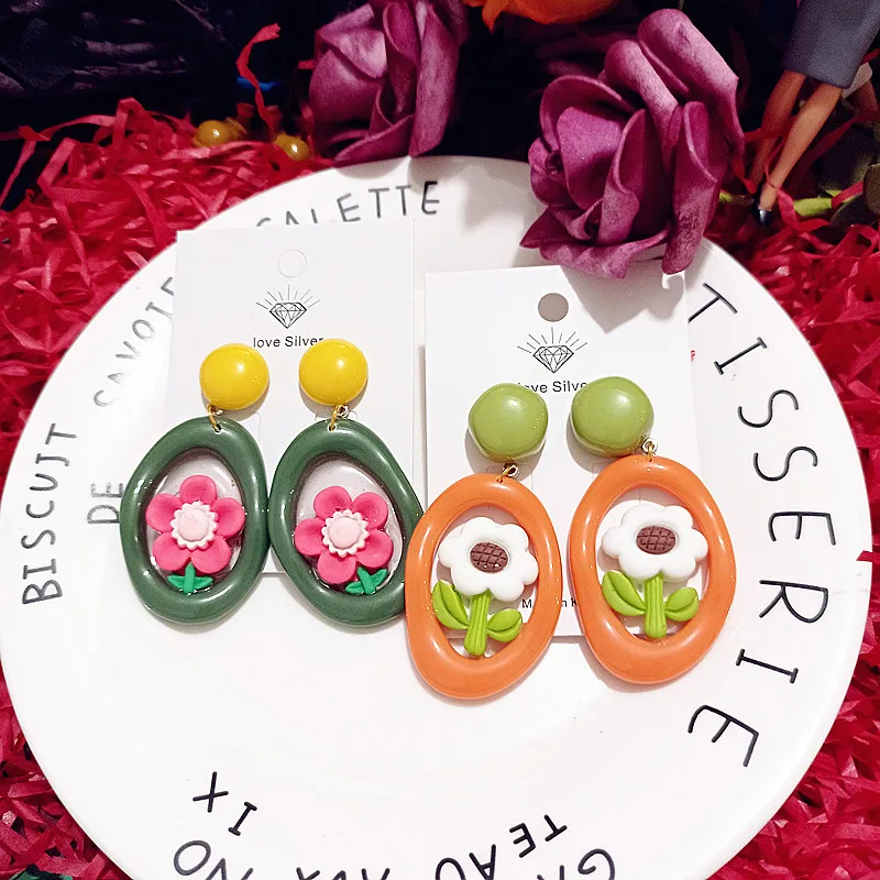 

Забавные серьги из смолы в японском и южнокорейском стиле с небольшими цветами на подоконнике