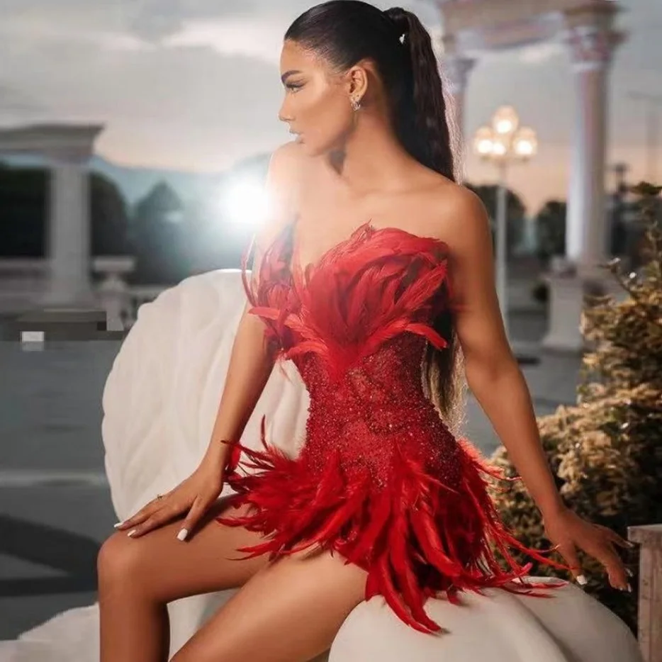 Мини-платье с перьями и стразами без бретелек