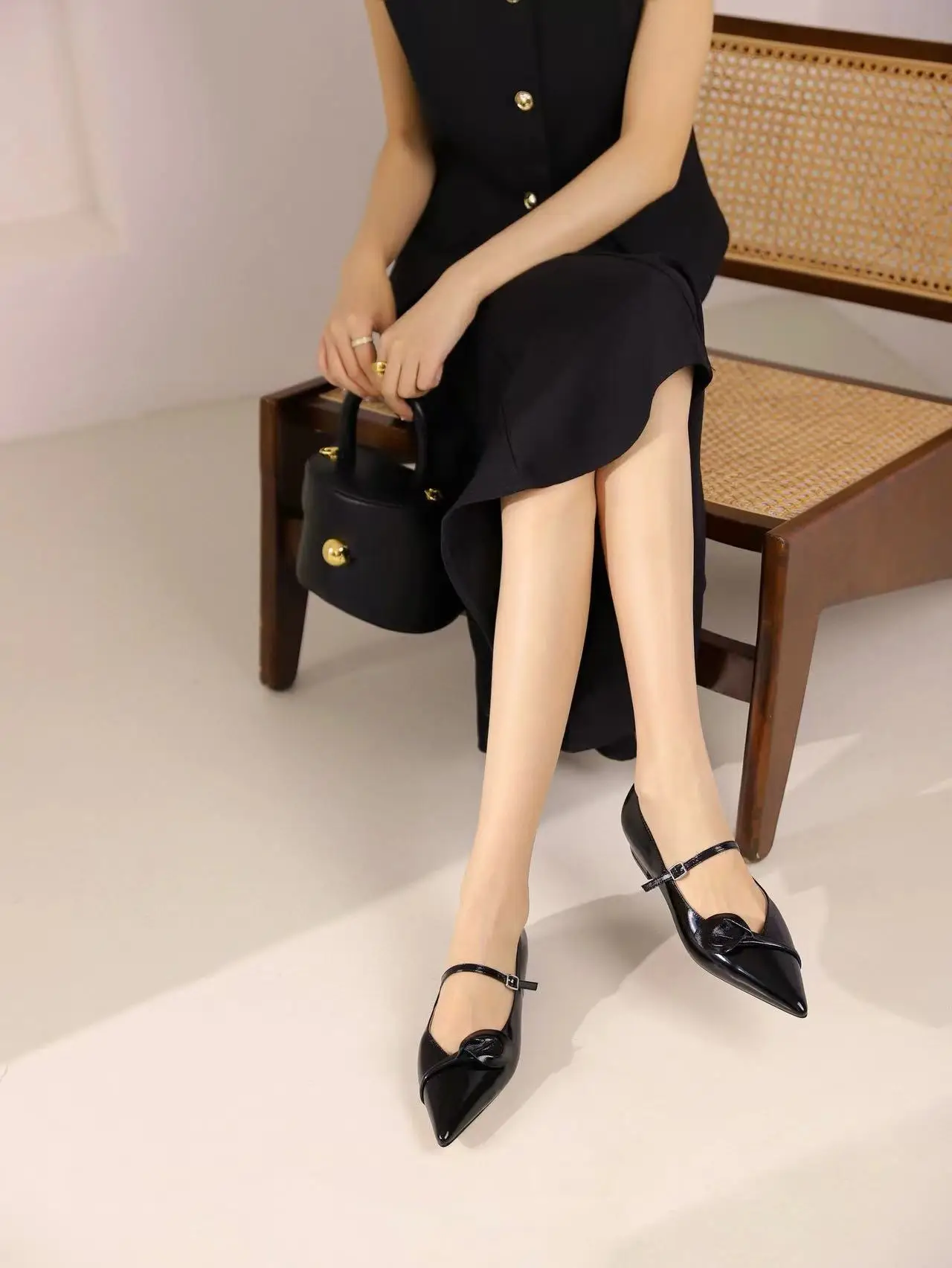 Туфли из натуральной кожи с острым носком на низком каблуке