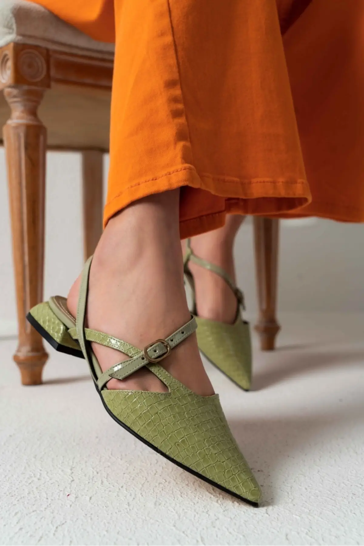 

Сандалии женские из лакированной кожи, на плоской подошве