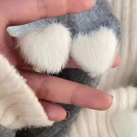 Серьги-капельки из плюша белые