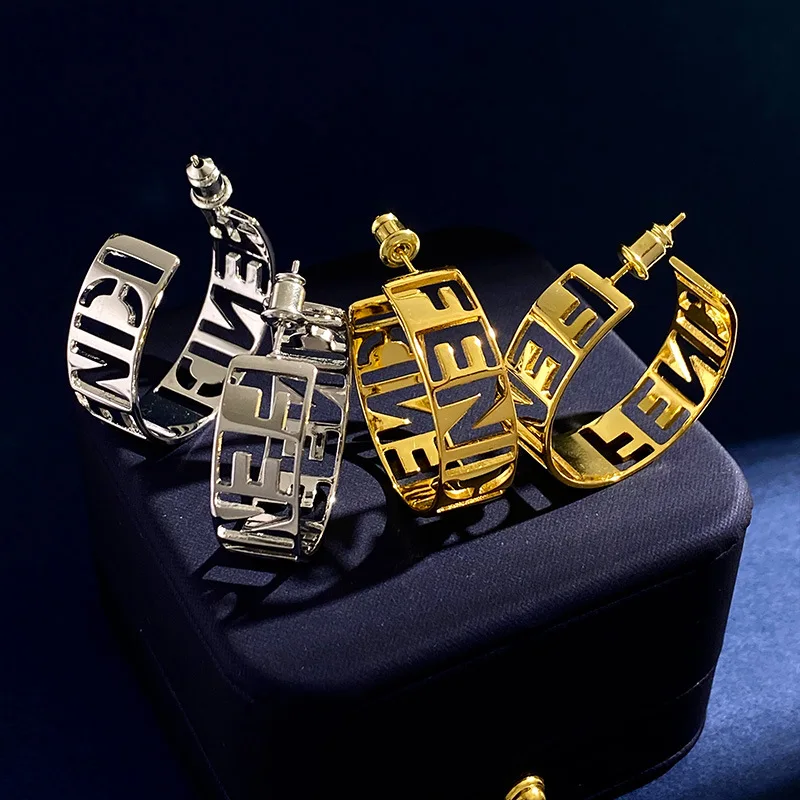 Модные серьги-гвоздики преувеличенный металлический дизайн изысканные буквы с вырезами Модные и крутые