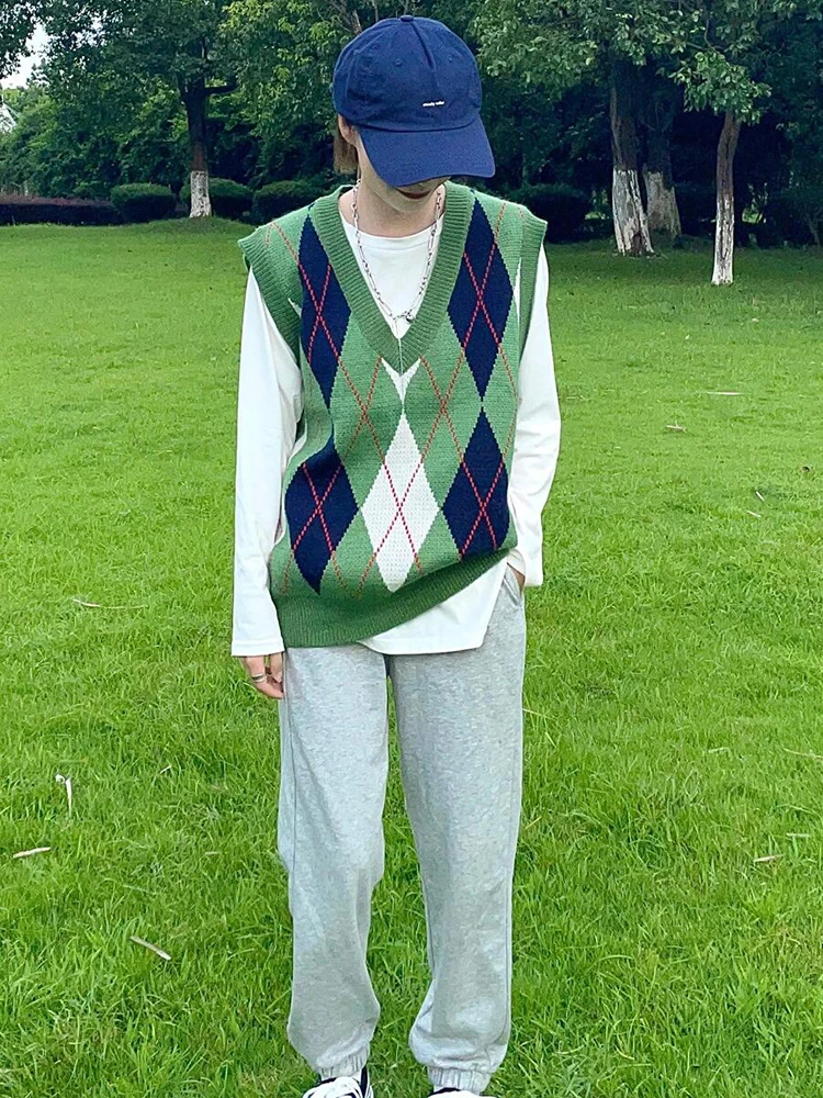 Женский студенческий жилет с зелеными бриллиантами уличный осенний вязаный