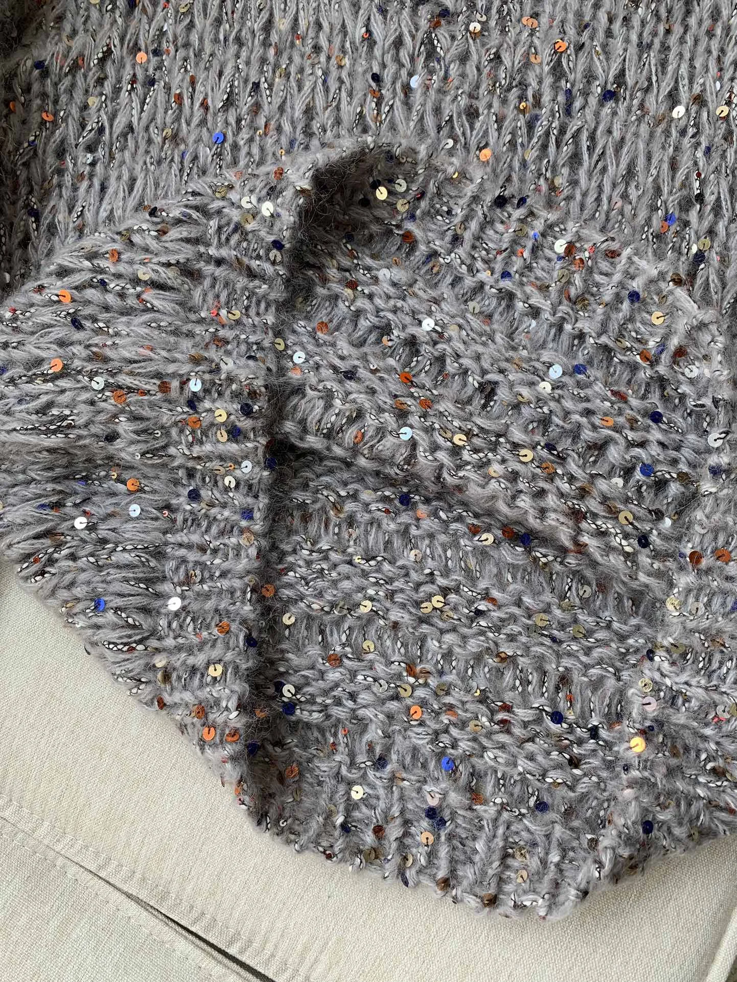 Женский свитер с круглым вырезом