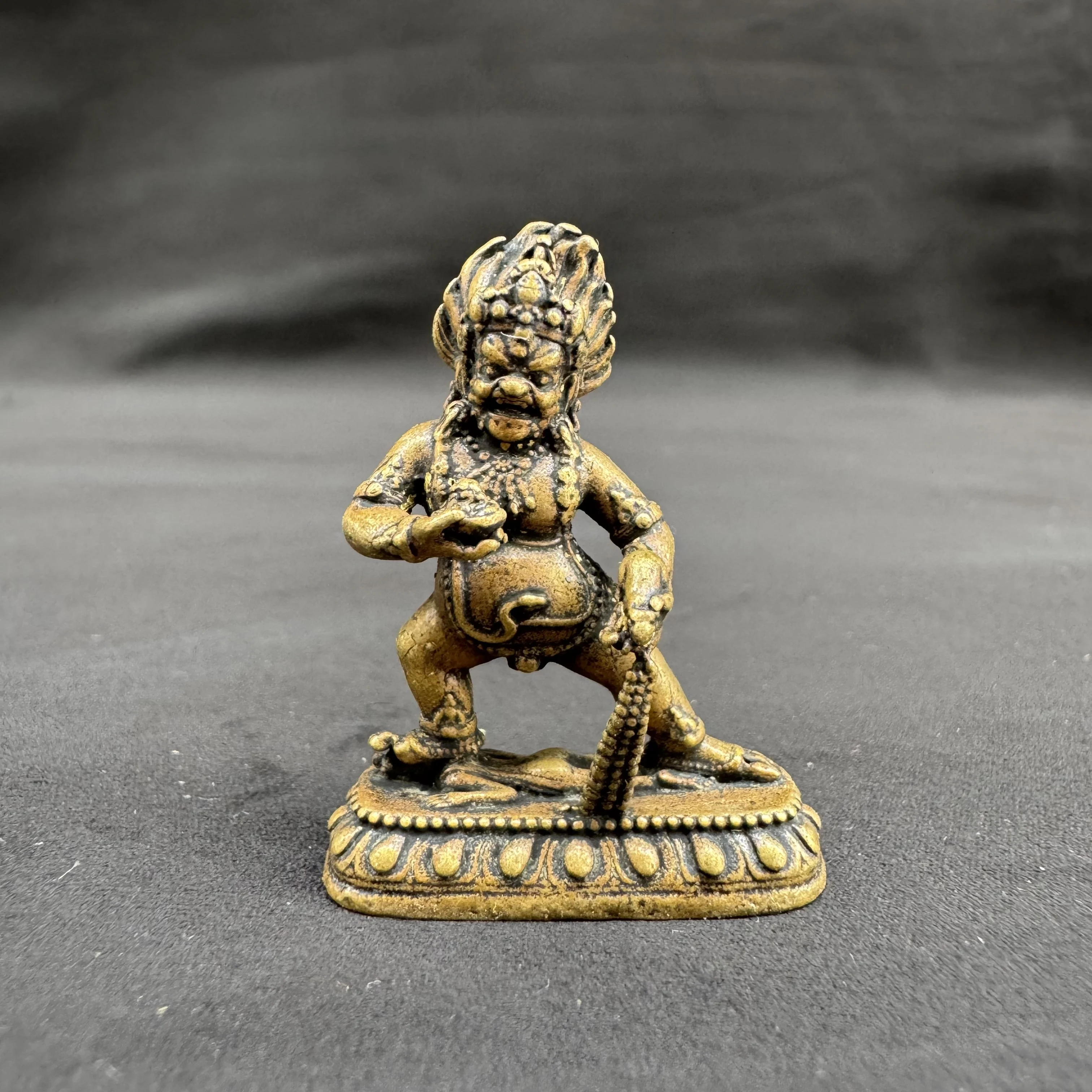 Статуя бога богатства из меди