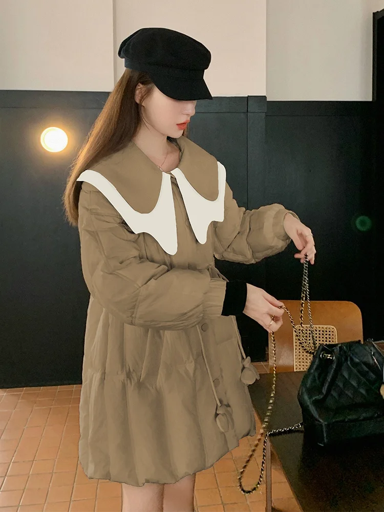 Женский пуховик средней длины новинка зимы 2024 облегающий талию маленький дизайн