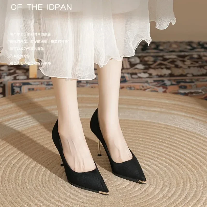 Новинка 2023 года черные туфли с острым носком маленькие свежие на высоком каблуке