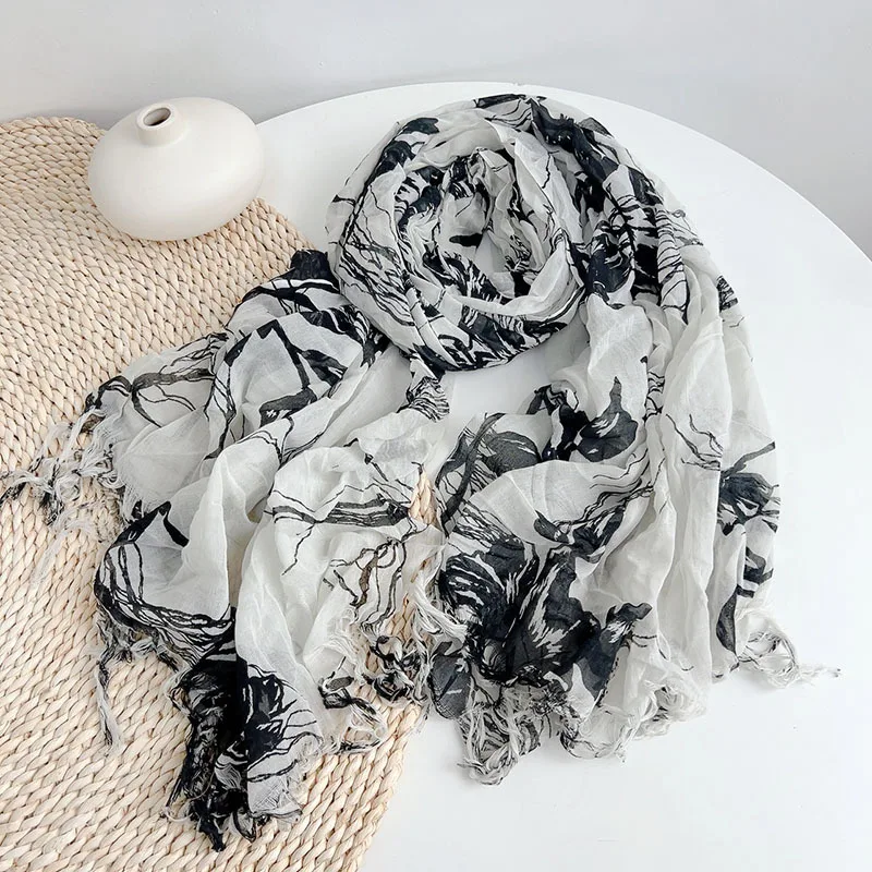 Фото Льняной шарф-платок 2026 Bohemian Black White Ink Floral для женщин, летний, с необработанным краем, с бахромой, с художественным принтом, длинный шарф на шею №1