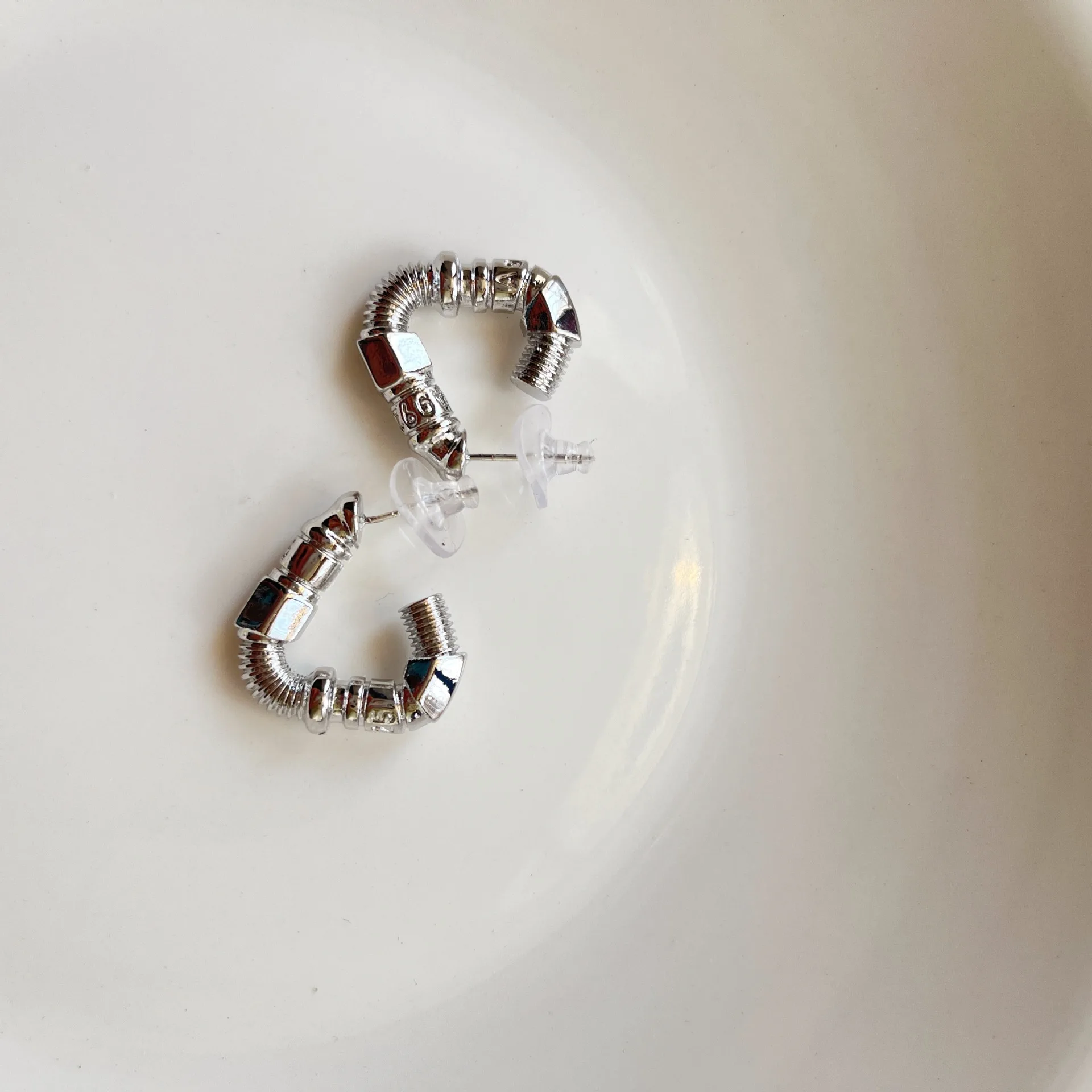 Серьги-гвоздики с металлической текстурой в виде винта