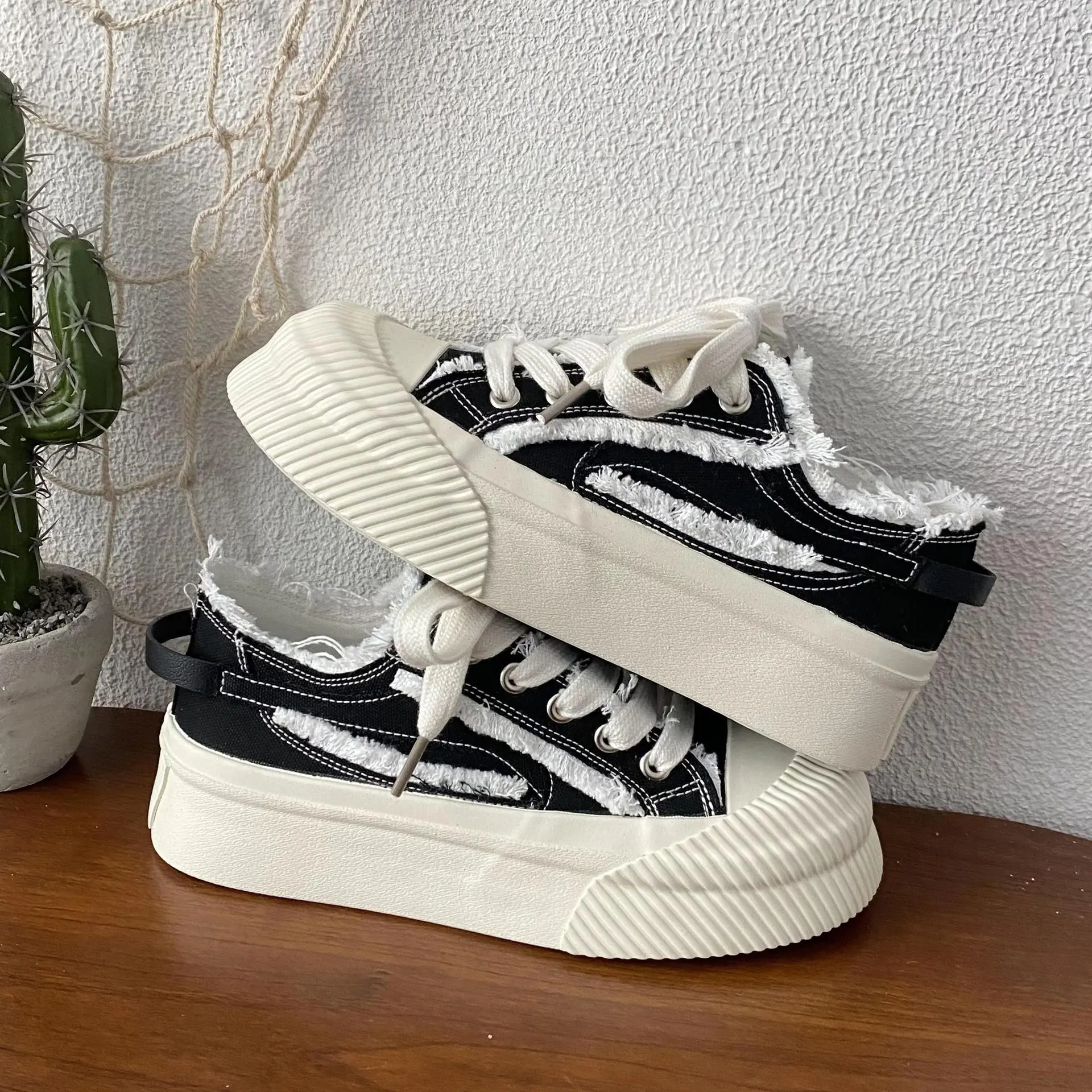 Женские холщовые кроссовки на шнуровке черные повседневные спортивные туфли