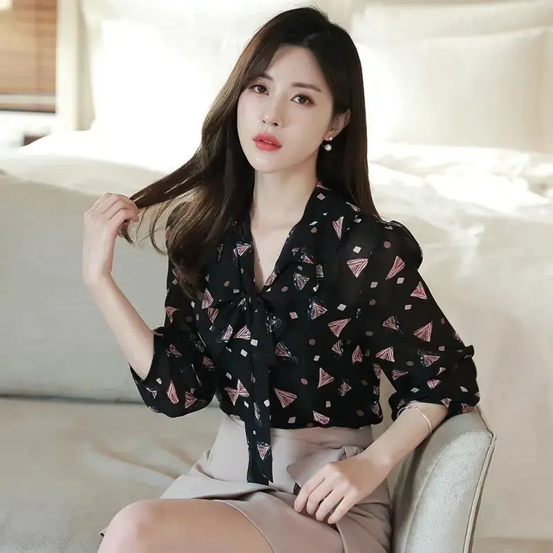 

Женский шифоновый топ с цветочным принтом, новинка весны и лета 2023, рубашка с рукавом три четверти и V-образным вырезом в Корейском стиле, блузка с принтом