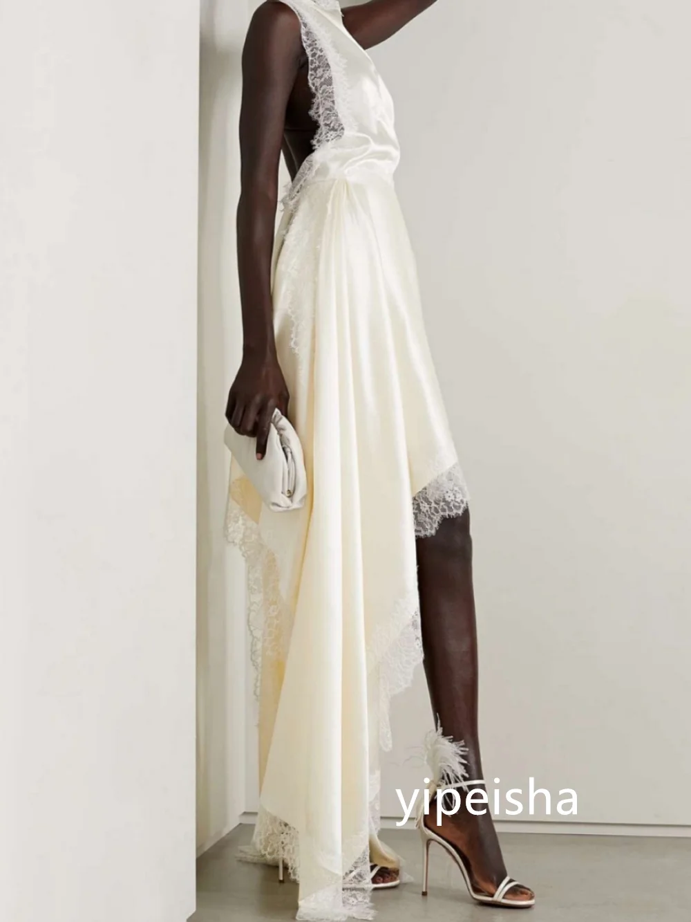 Элегантные плиссированные платья трапециевидной формы с лямкой на шее миди для