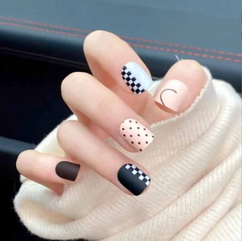 

Newest Detachable Fake Nail Black and White Grid Manicure Patch Tips Girls Women Wearable Fake Nails DIY Full Cover Nail Tools