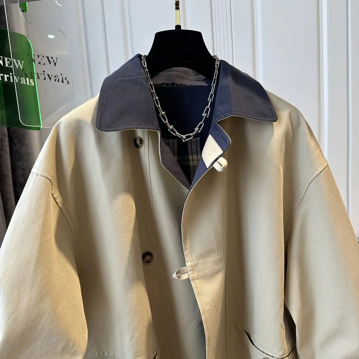 Женский тренч средней длины с воротником в британском стиле контрастного цвета