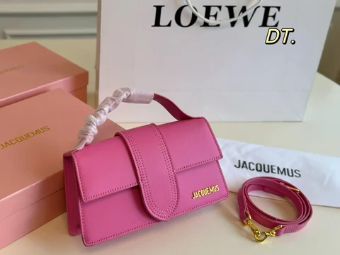 Женские сумки Jacquemus в бутике SSTORIES