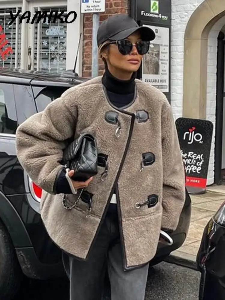 

Куртка женская флисовая однотонная с круглым вырезом, длинным рукавом и металлической пряжкой