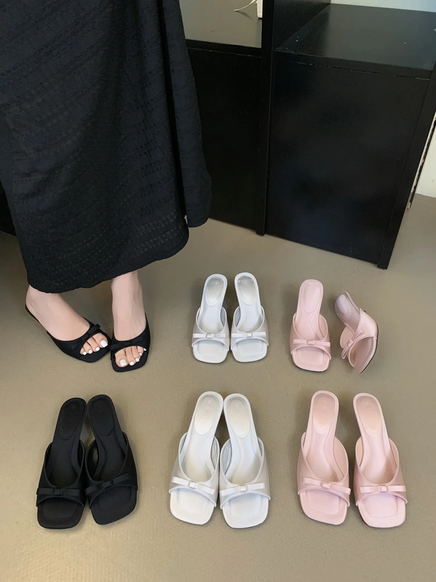 Шлепанцы женские без задника сланцы на тонком высоком каблуке застежки с бантом