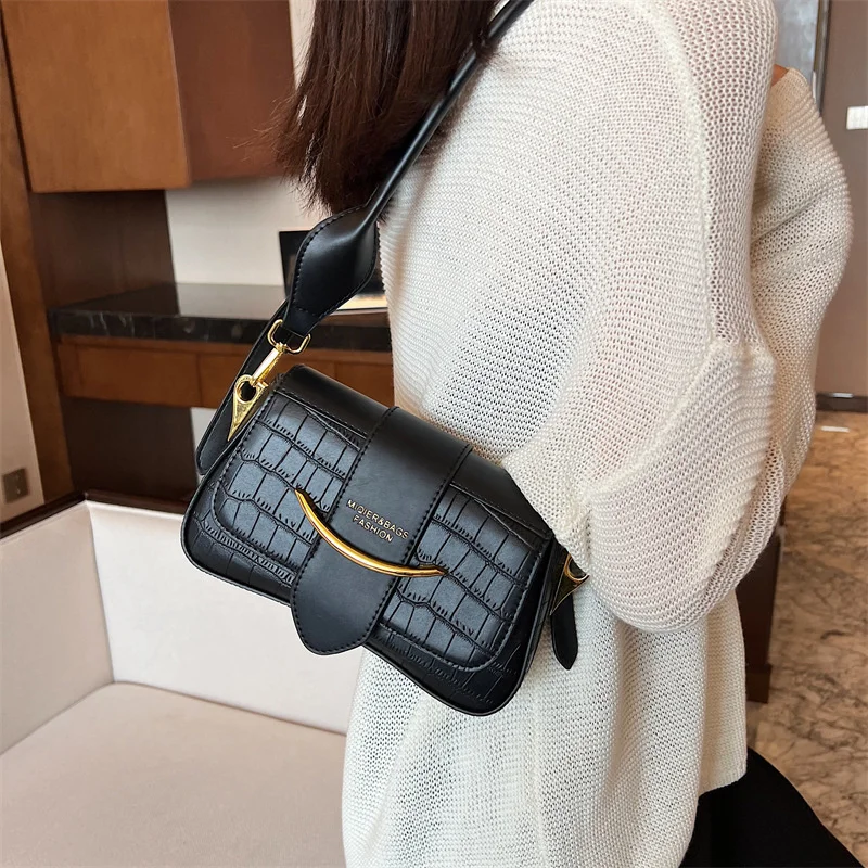

Small and luxurious bag for women 2022 summer new popular French stick armpit messenger one shoulder square