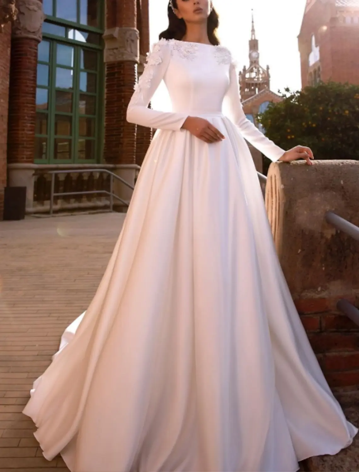 

Elegant A-Line Court Train O-Neck Long Sleeve White Appliques Satin Woman Wedding Dresses Bridal Engagement Party
