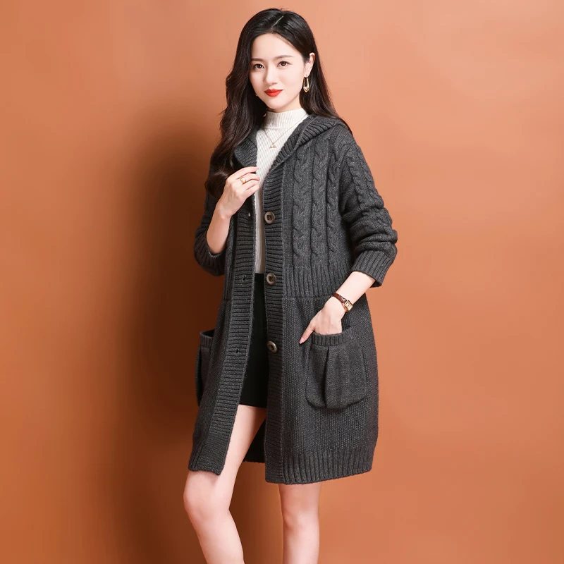 Женский жаккардовый вязаный кардиган темно-серый объемный с капюшоном в стиле