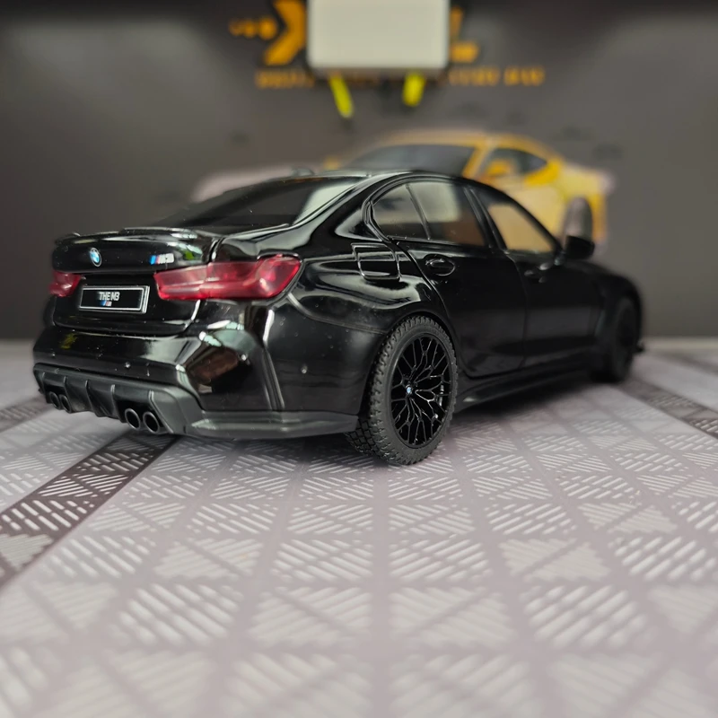Фото Модель суперкара BMW M3 CS LCI из сплава, масштаб 1:24, с открывающимися дверями, капотом и багажником, со звуковыми и световыми эффектами, в комплекте с подарками. №2