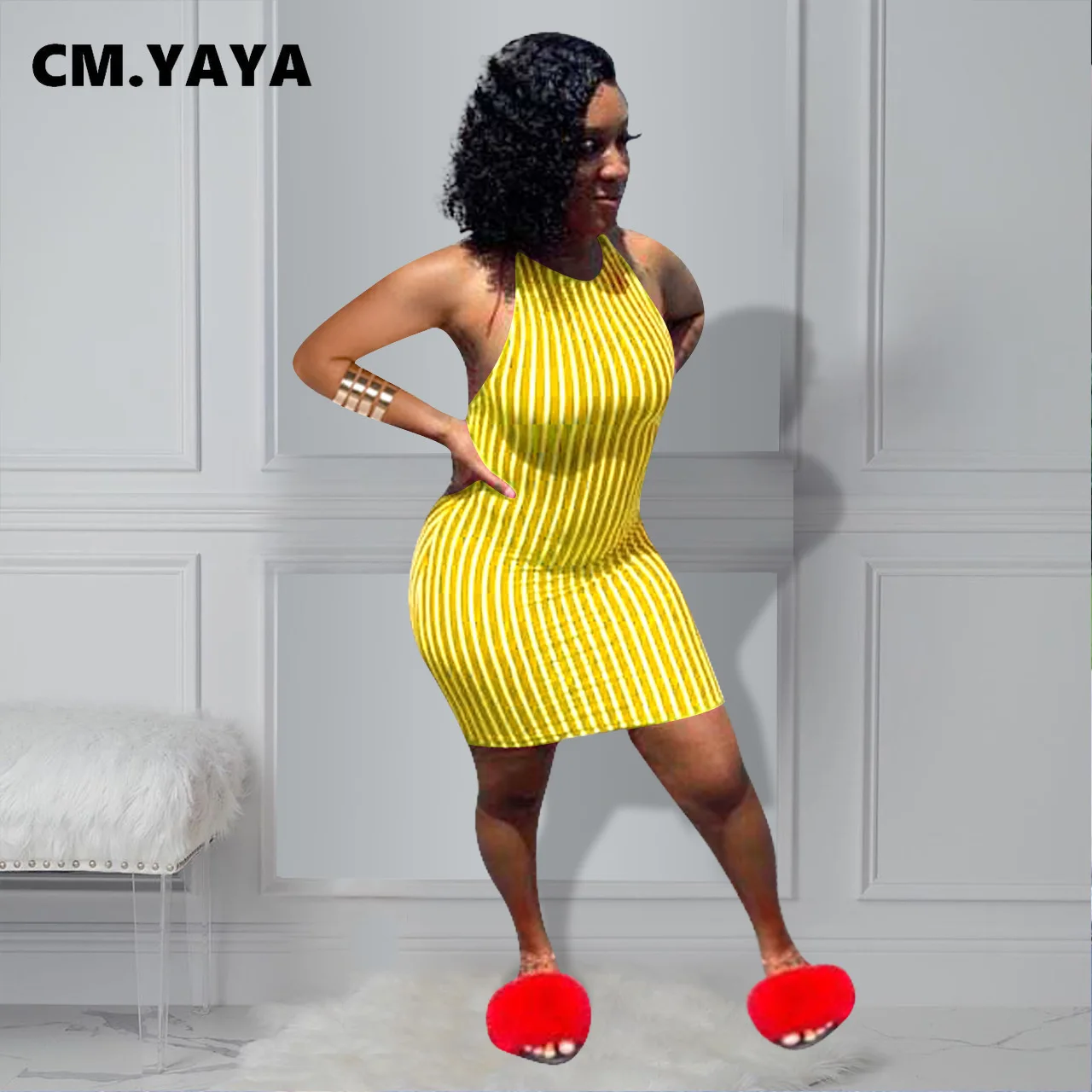 Женское мини-платье в полоску с открытой спиной и воротником-хомутом | Женская