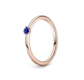 Кольцо женское из серебра 925 пробы с красным камнем