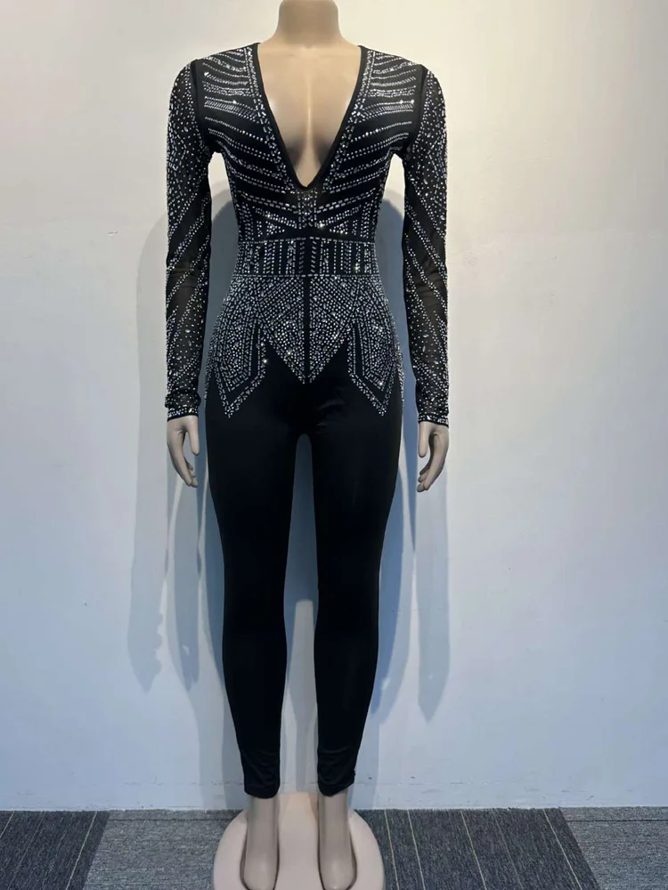Женский комбинезон с глубоким V-образным вырезом со стразами