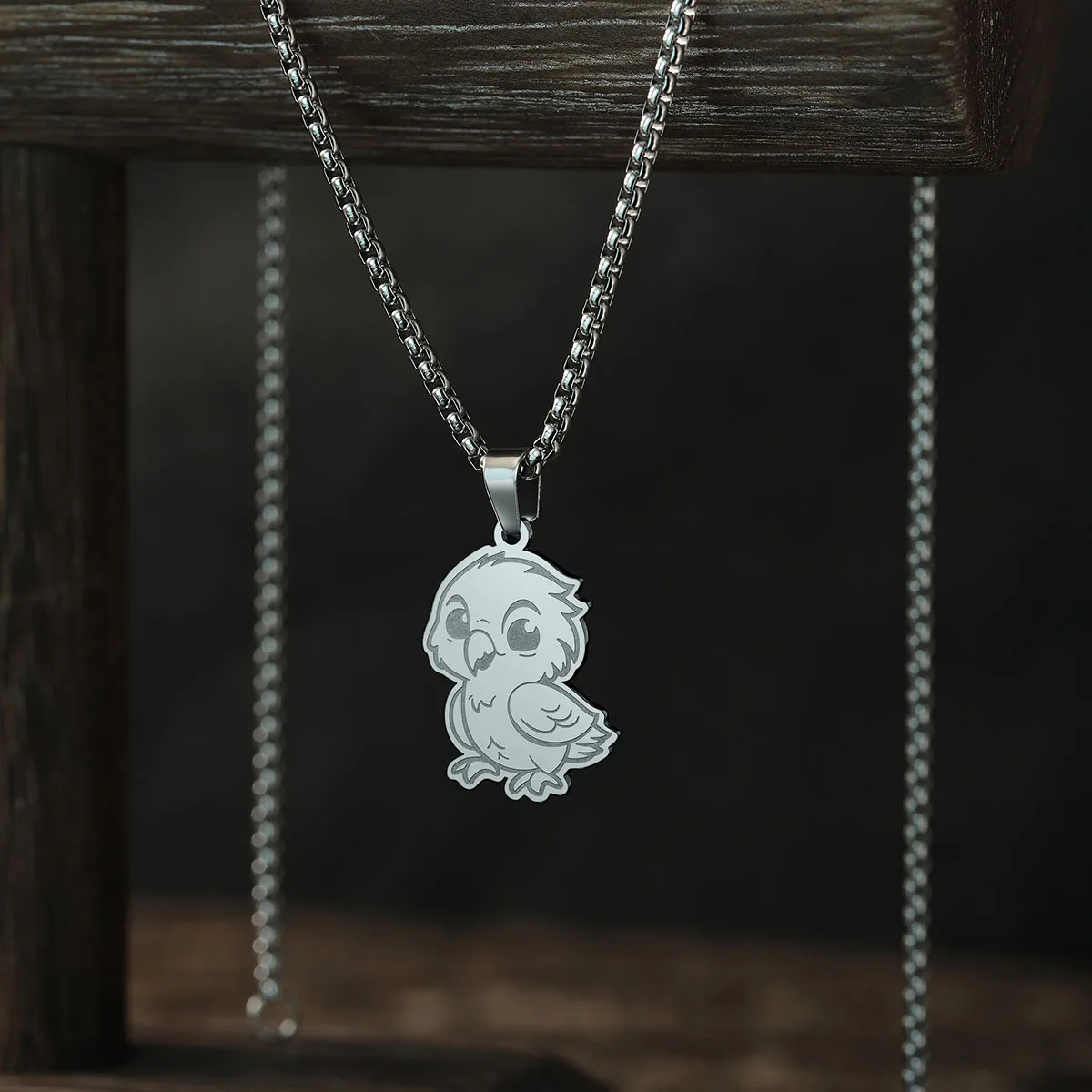 Женское колье с подвеской в виде металлической цепочки