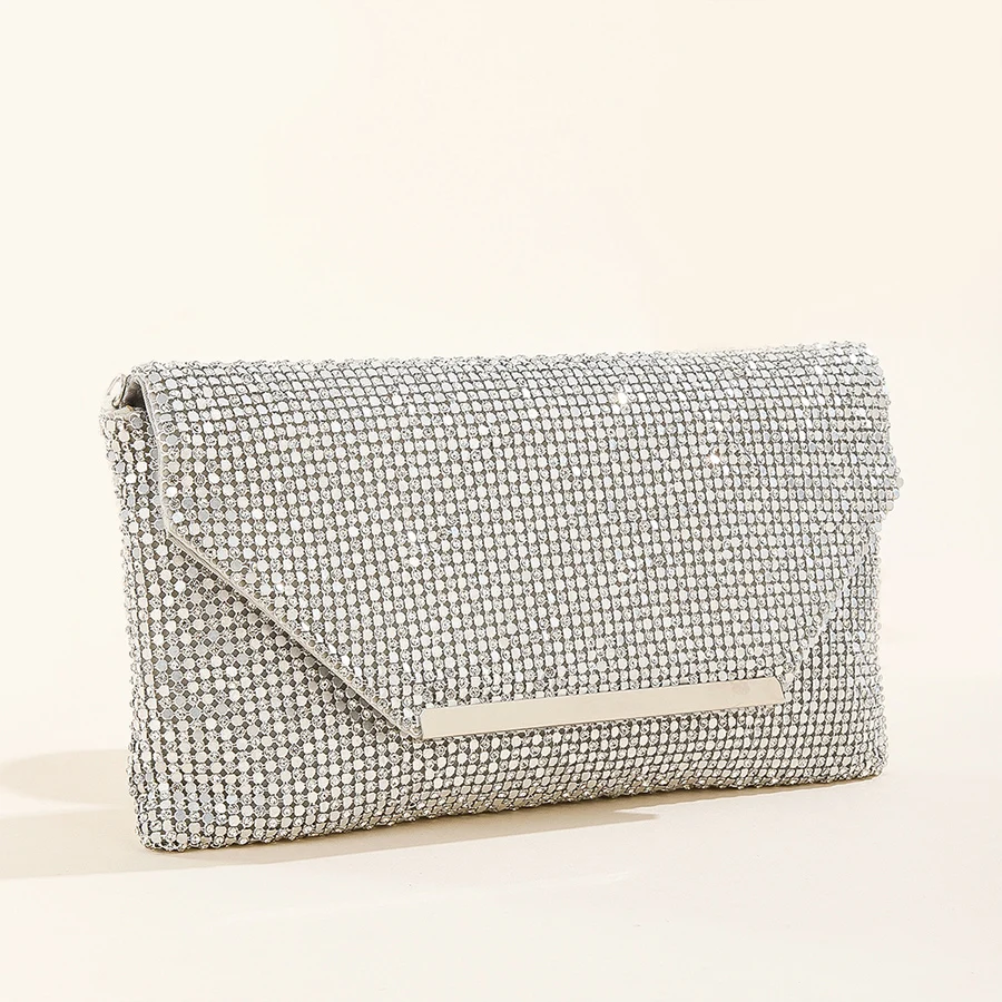 

Женская сумка-конверт с алмазами и цепочкой