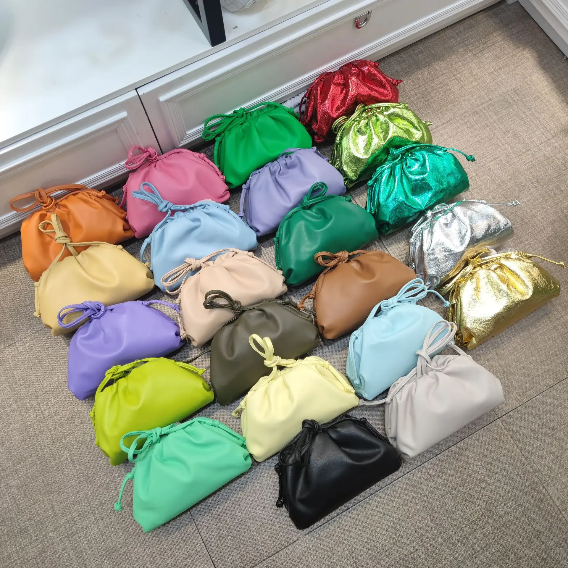 

Luxurious Gold Cloud Bag For Women Leather Hobos Retro Cloud Crossbody Bag Small Phone Bag Design Clutch Female Bolsa