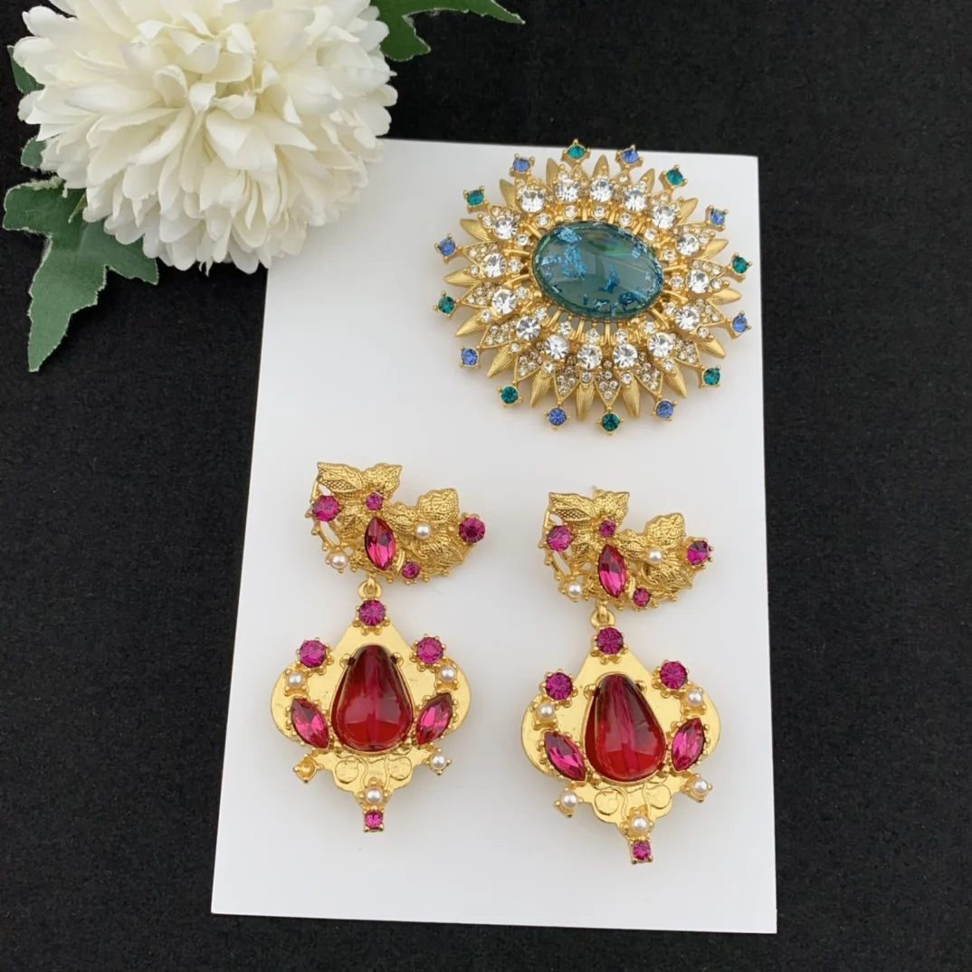 

Retro chic hundred and hundred zircon brooch earrings