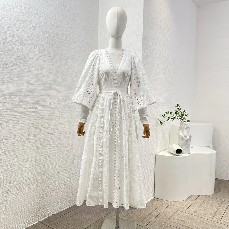 Женское ажурное платье средней длины белое с длинными рукавами-фонариками и