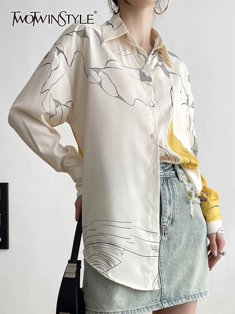 

Женская свободная рубашка TWOTWINSTYLE, белая однобортная блузка составного кроя с отложным воротником, длинными рукавами и карманами в уличном ...