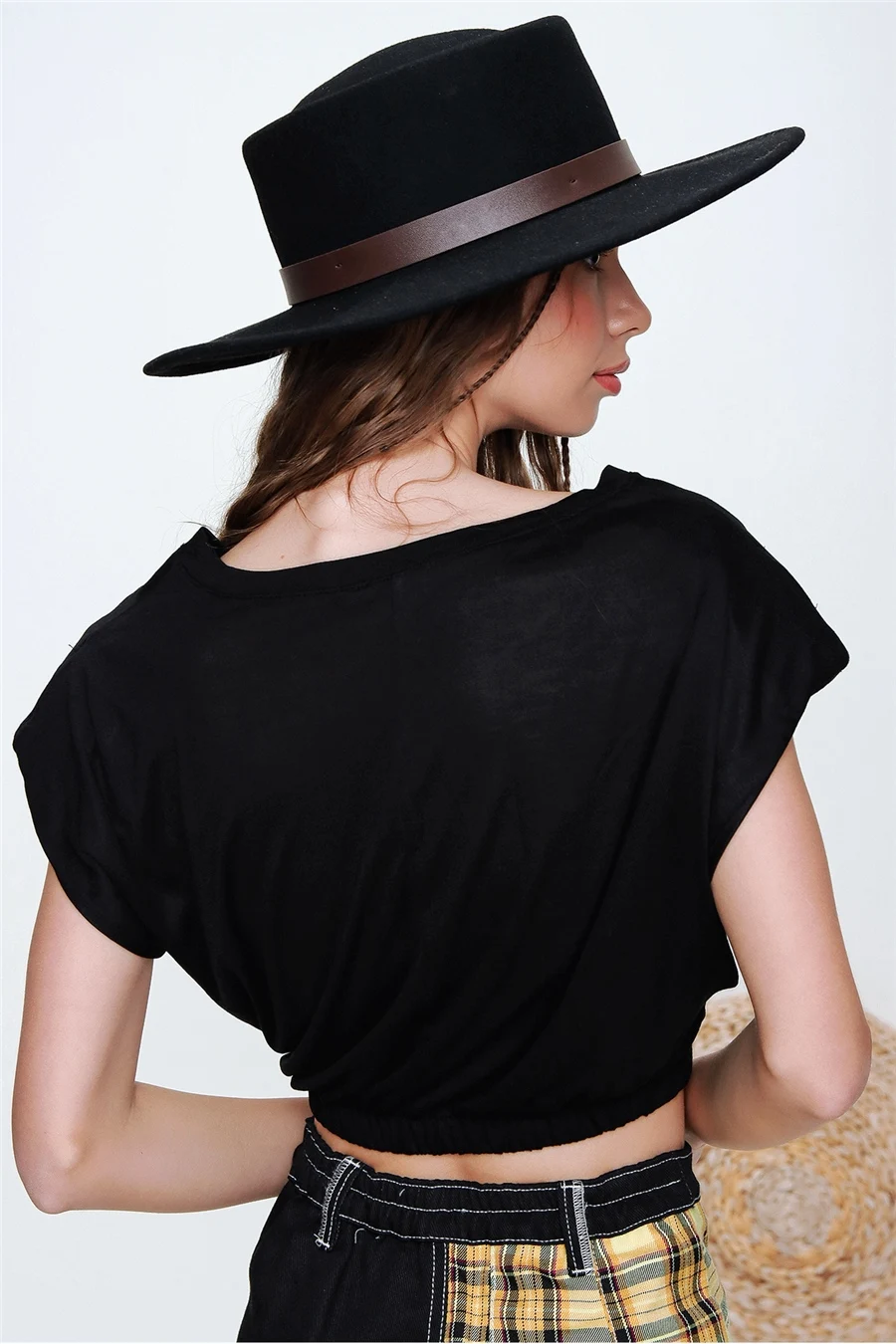 Укороченная футболка черного цвета с наплечниками и эластичной талией