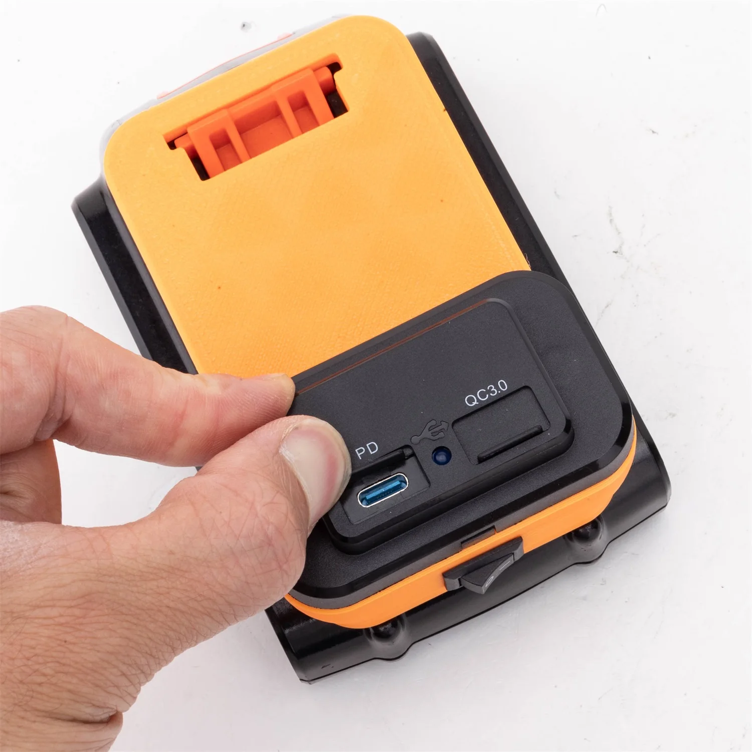 Фото Быстрое зарядное устройство для литий-ионных аккумуляторов BLACK+DECKER 20V с USB-портом PD/QC3.0 для зарядки телефона (не зарядное устройство) №2
