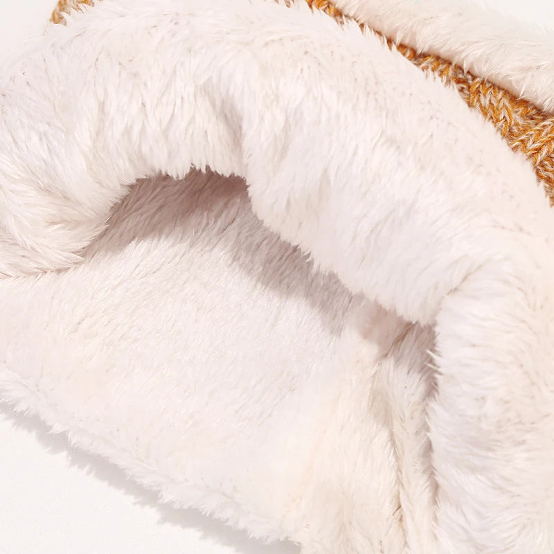 Рисунок 4 - детские вязаные шапки и перчатки