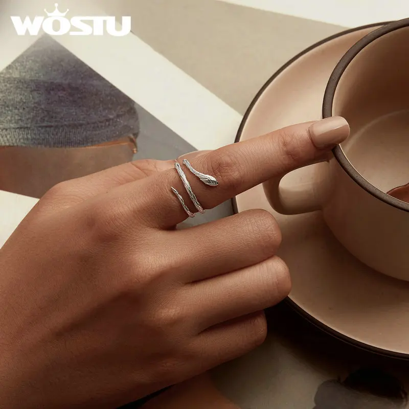 Женское кольцо в виде змеи