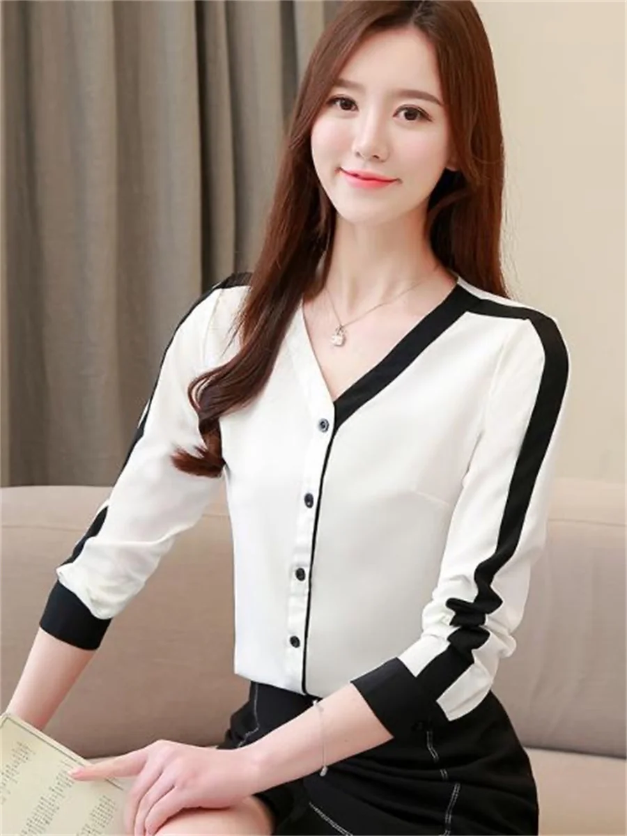 

Блузка женская демисезонная с V-образным вырезом и коротким рукавом