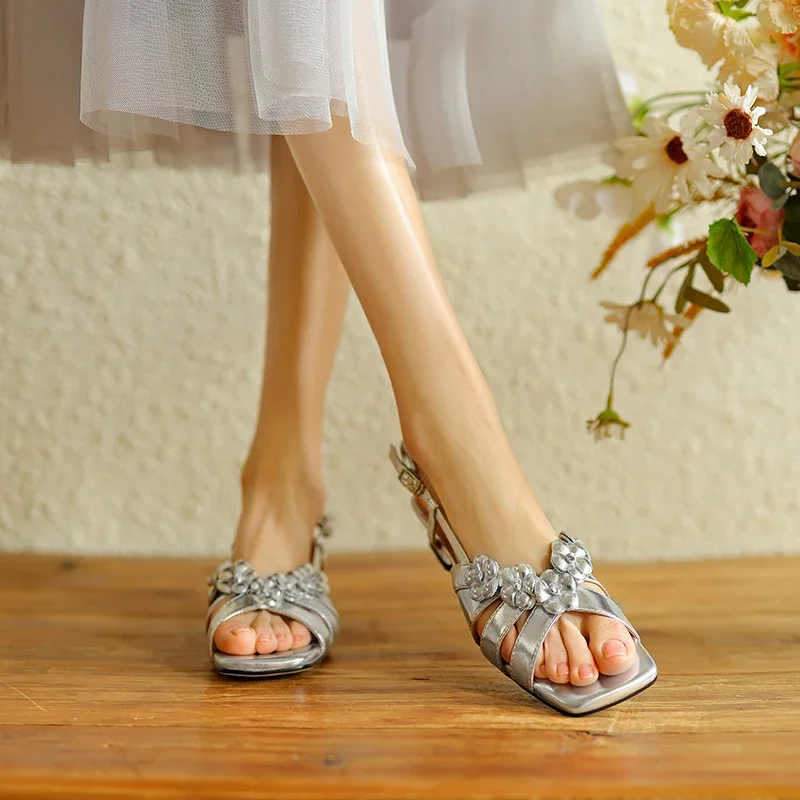 Женские летние сандалии из спилка на низком каблуке с аппликацией и ремешком