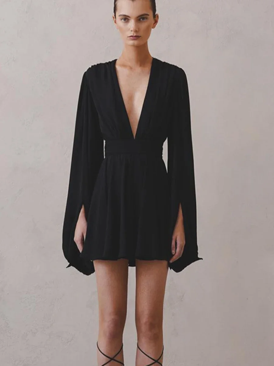 Женское платье с объемными рукавами и высокой талией