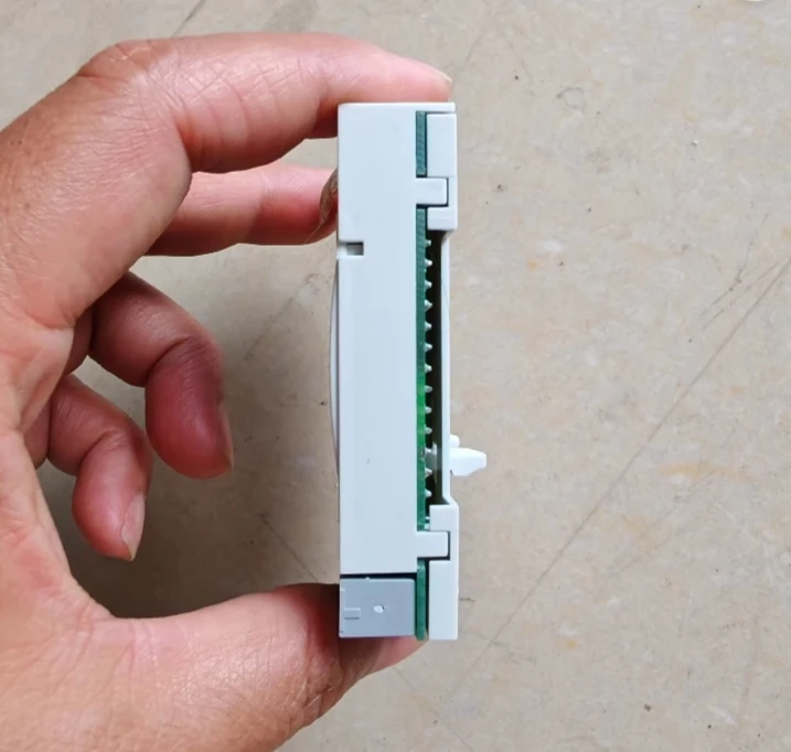 Разобранный модуль связи ввода-вывода инверторной шины Lenze E82ZAFSC010 Точечная