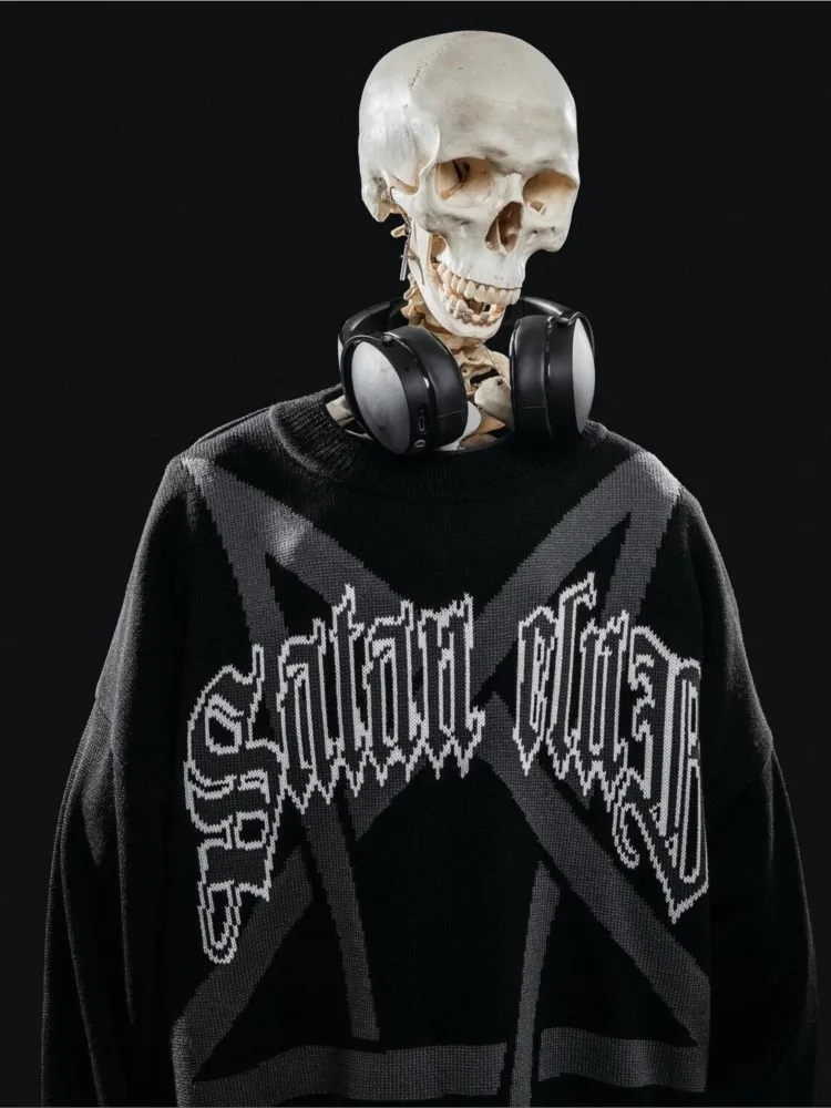 Вязаный мужской пуловер с рисунком сатаны