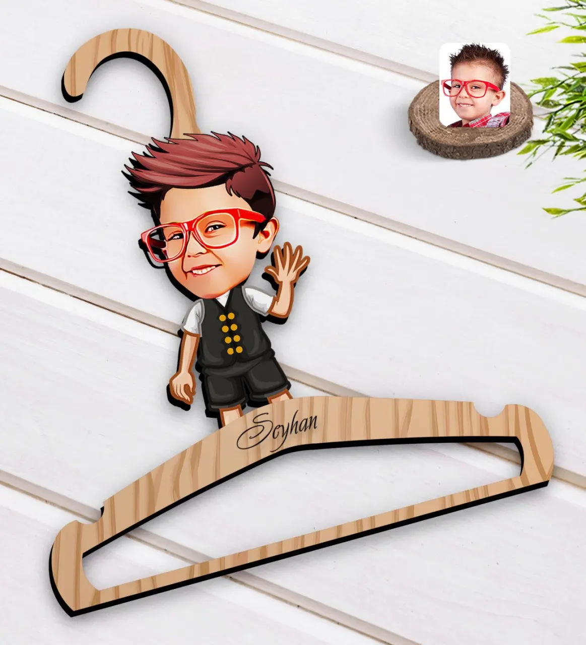 

Personalized Male Child Caricature Of Wood Dress Askısı-2