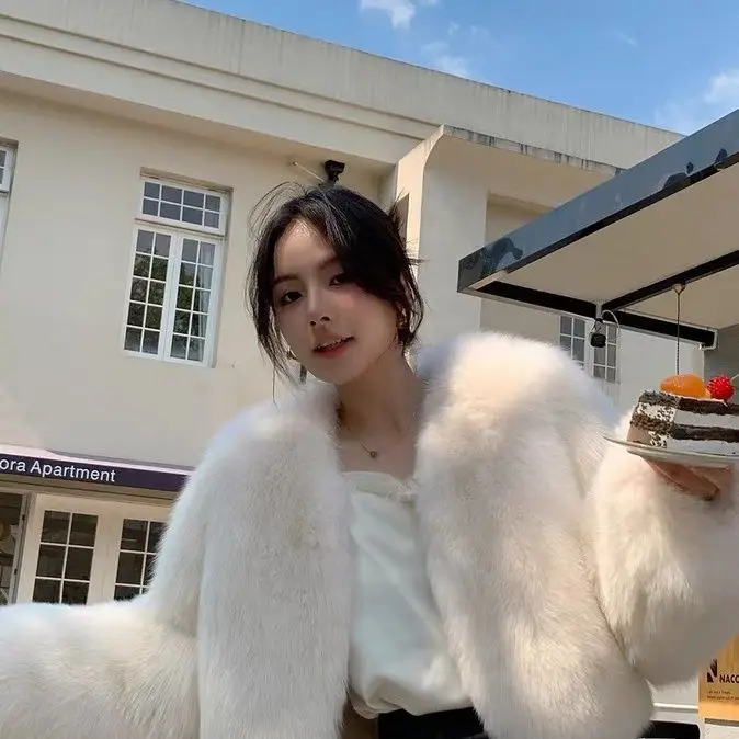 Женская шуба из искусственного лисьего меха