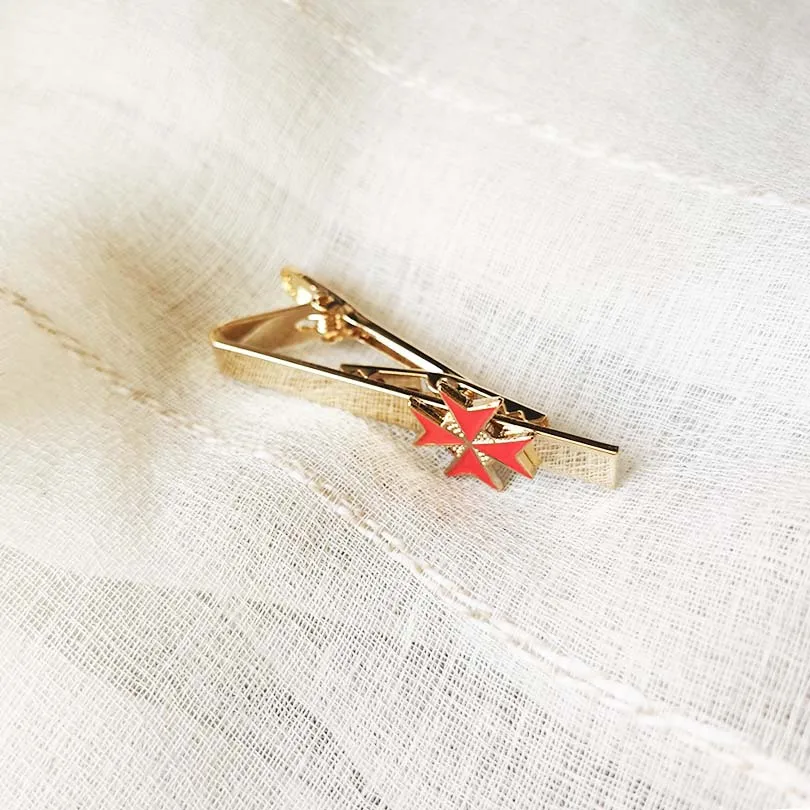 Рисунок 6 - Зажим для галстука мужской с красными цветами